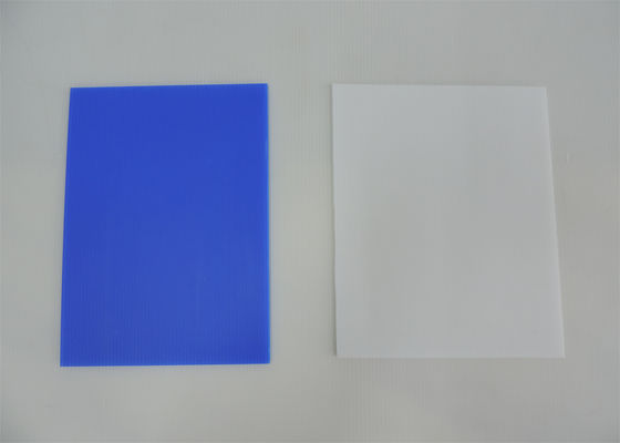 El panel plástico acanalado cortado con tintas 4x8 PP de las hojas de la impresión estrió los substratos